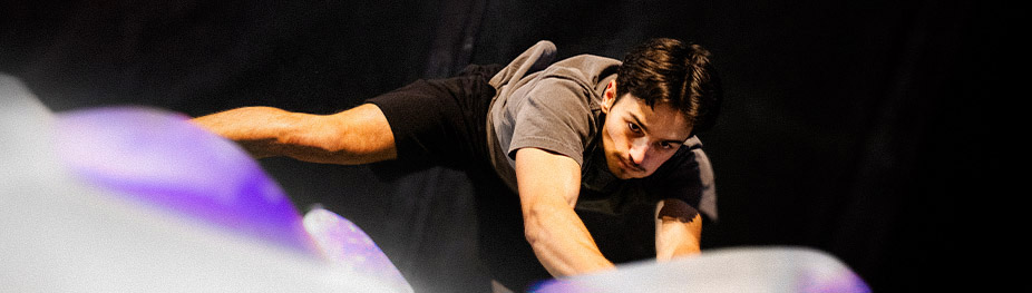 homme qui fait de l'escalade de bloc