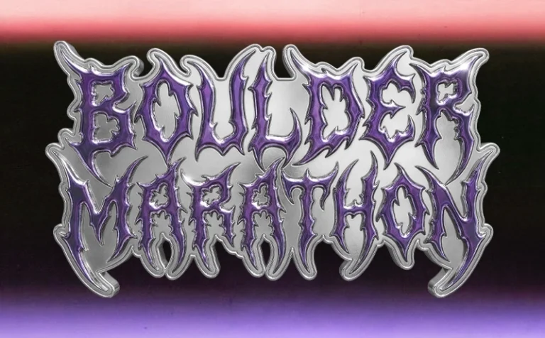 Un logo métallique "Boulder Marathon" avec des lettres dentelées et bordées de violet sur un fond dégradé allant du noir au blanc en passant par le rose.