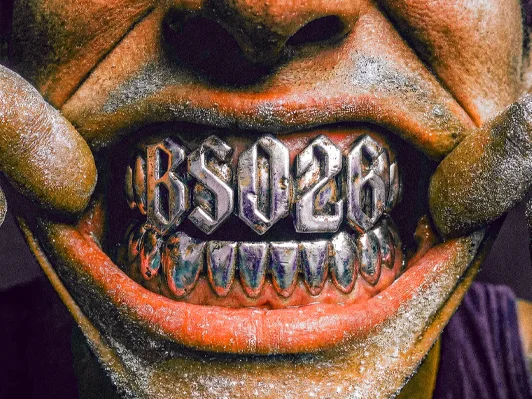 Gros plan de la bouche d'une personne montrant des grilles métalliques sur les dents avec les lettres et les chiffres "BS028" bien en évidence.